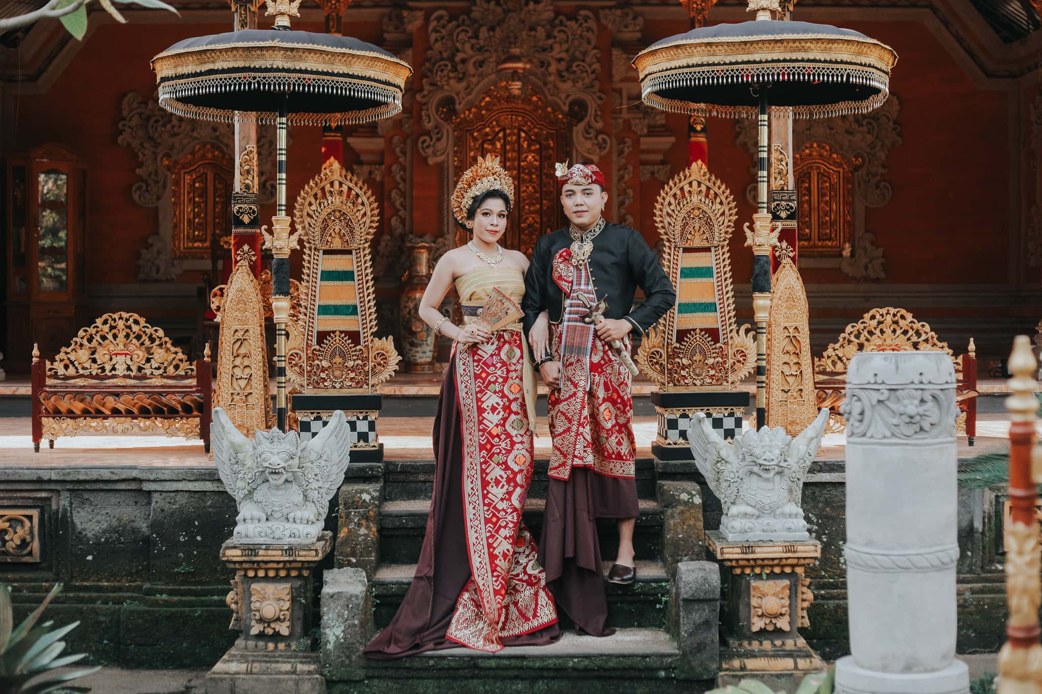 Arma dan Ayu di depan dekorasi Bali