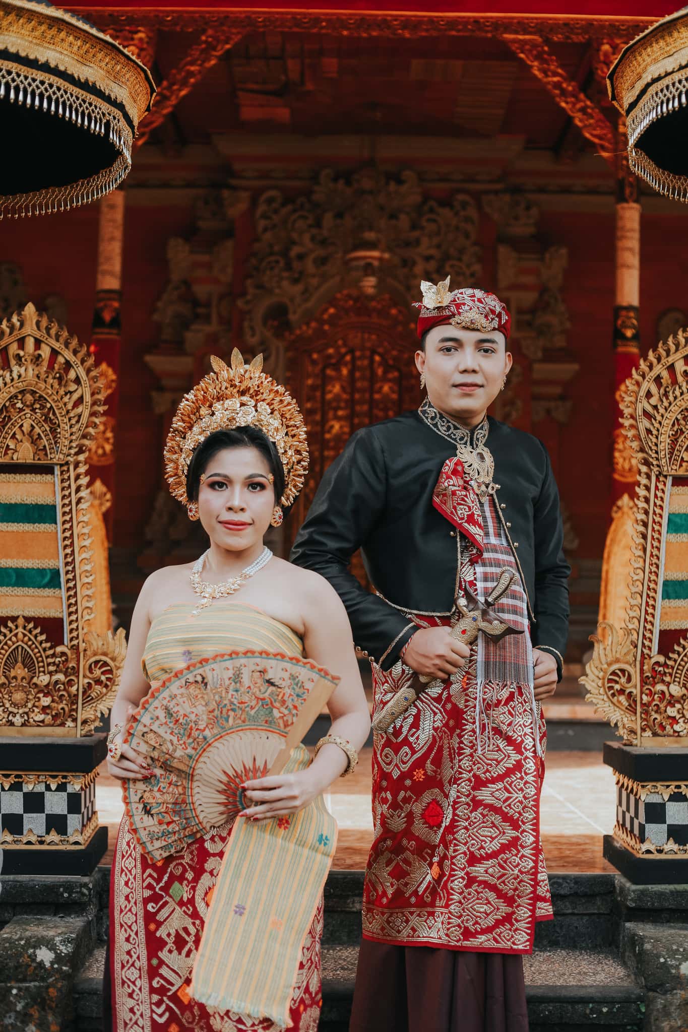 Arma dan Ayu duduk di pelaminan Bali