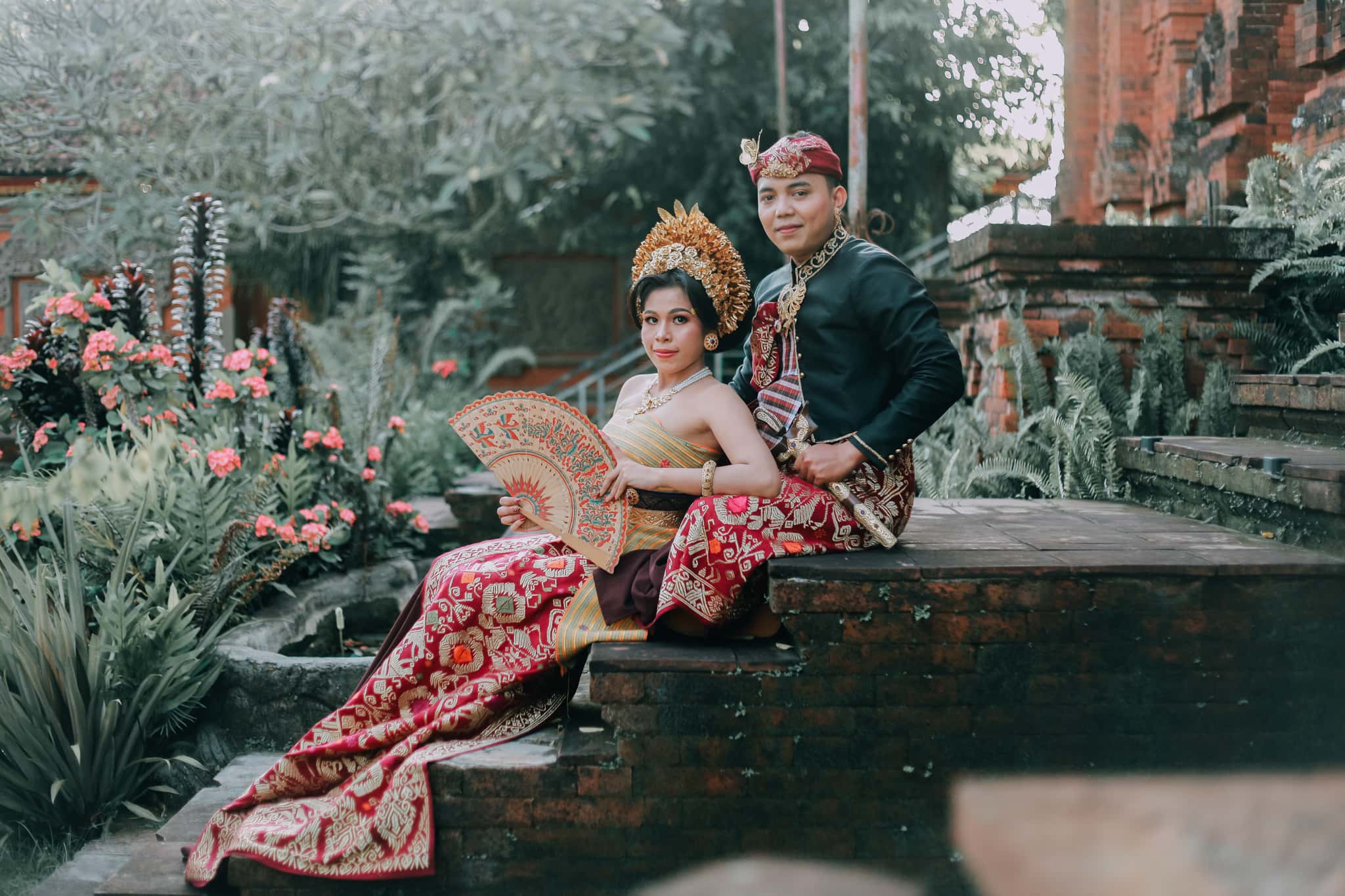 Arma dan Ayu berpose di halaman