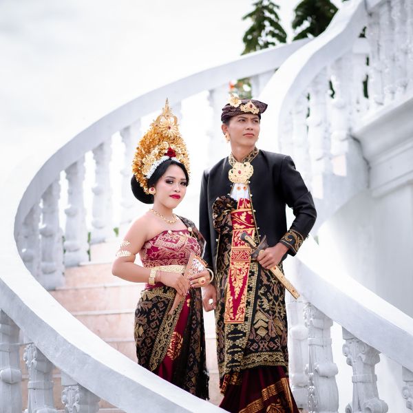 Pasangan pengantin Bali berpegangan tangan